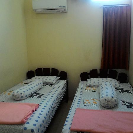 Imam Bonjol Hostel Semarang Ngoại thất bức ảnh